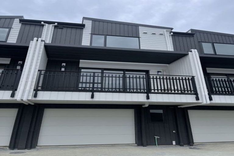 Photo of property in 2/58 Te Atatu Road, Te Atatu South, Auckland, 0610