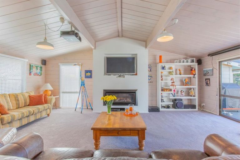 Photo of property in 14 Highwood Grove, Torbay, Auckland, 0630