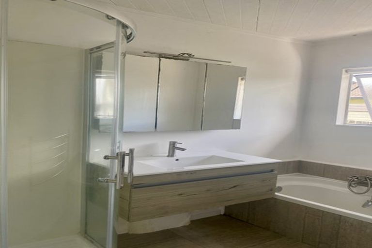 Photo of property in 10 Bill Phillip Place, Clendon Park, Auckland, 2103