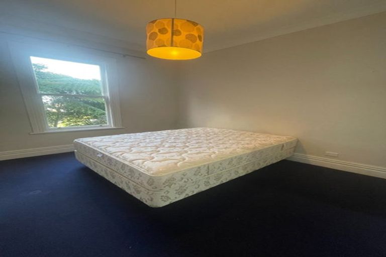 Photo of property in 152 Kelburn Parade, Kelburn, Wellington, 6012