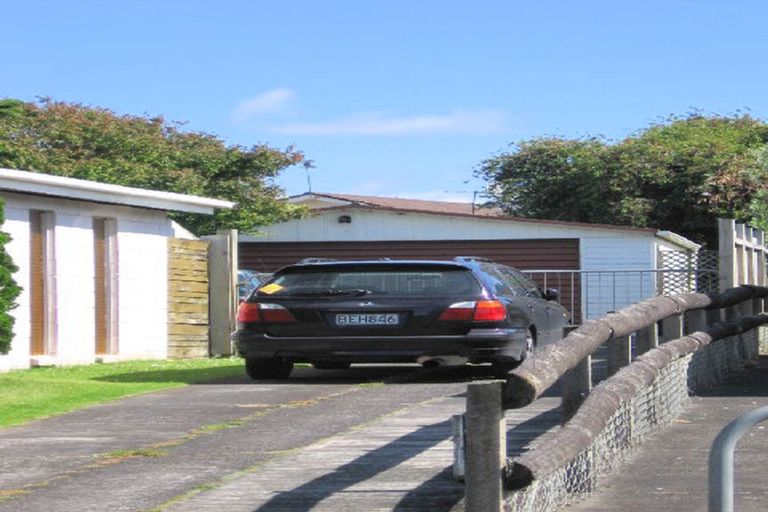 Photo of property in 11 Sealand Place, Mangere Bridge, Auckland, 2022