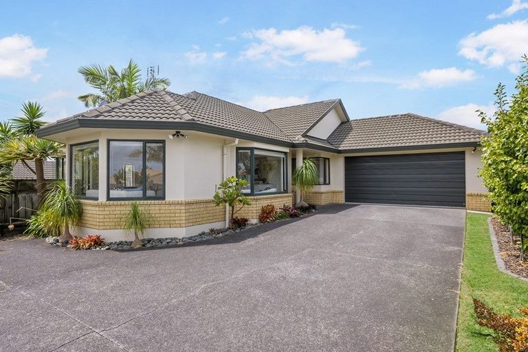Photo of property in 20 Moyrus Crescent, East Tamaki Heights, Auckland, 2016
