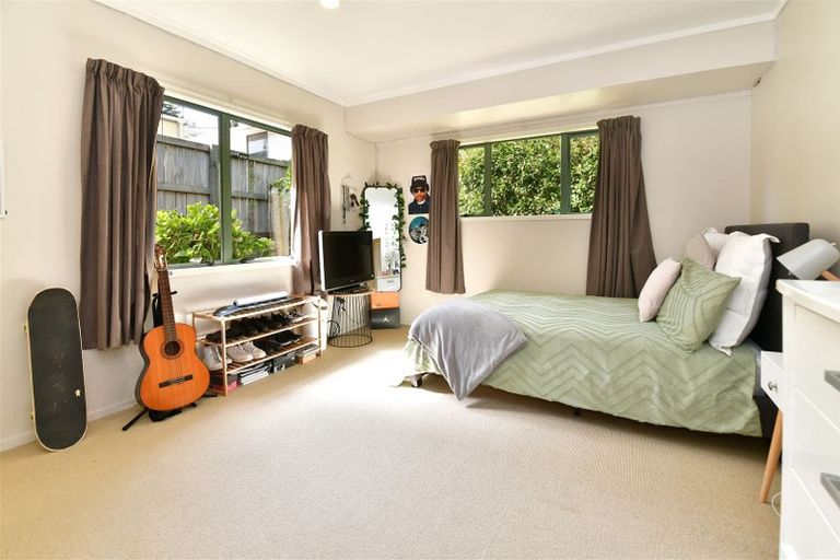 Photo of property in 33a Kia Ora Road, Beach Haven, Auckland, 0626