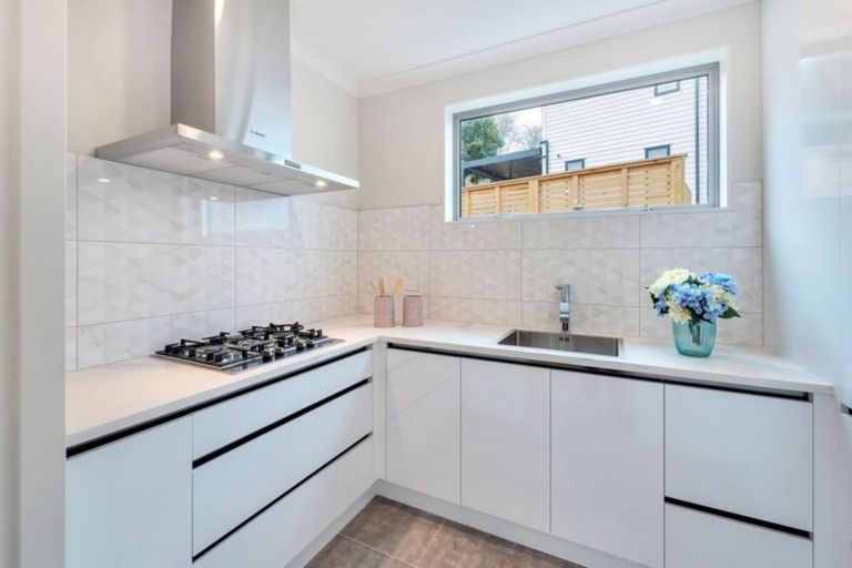 Photo of property in 4 Lagonda Rise, Oteha, Auckland, 0632