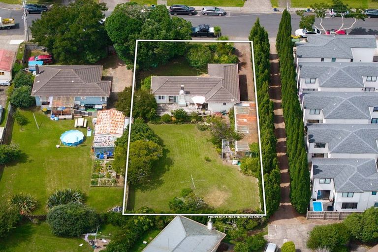 Photo of property in 70 Buscomb Avenue, Henderson, Auckland, 0610