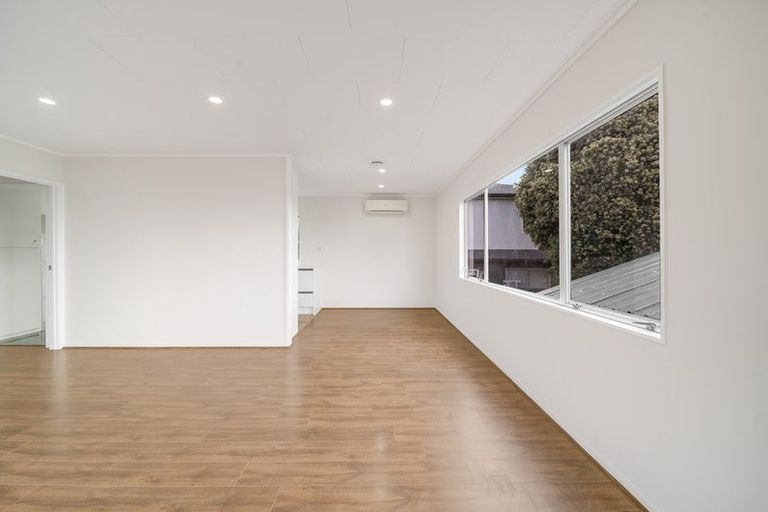 Photo of property in 2 Netherlands Avenue, Kelston, Auckland, 0602