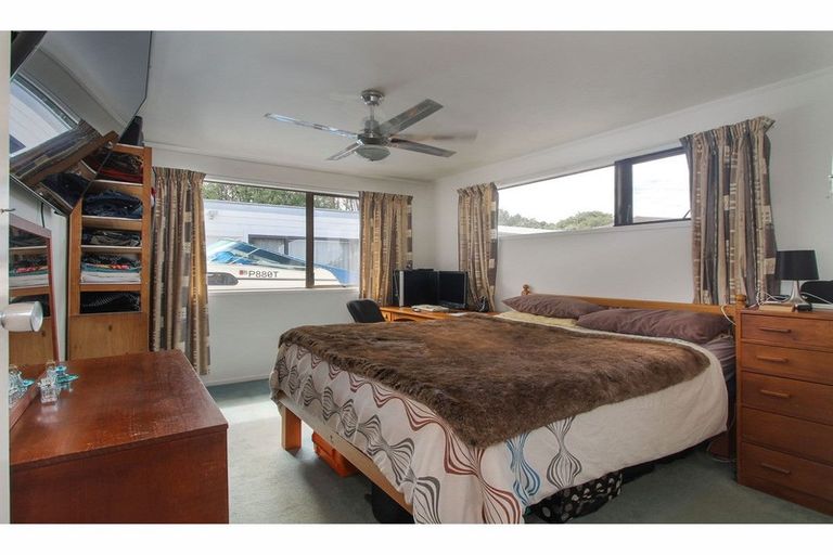 Photo of property in 32 Hiwihau Place, Glenfield, Auckland, 0629