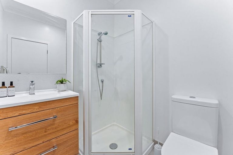 Photo of property in 11f Clearwater Cove, West Harbour, Auckland, 0618