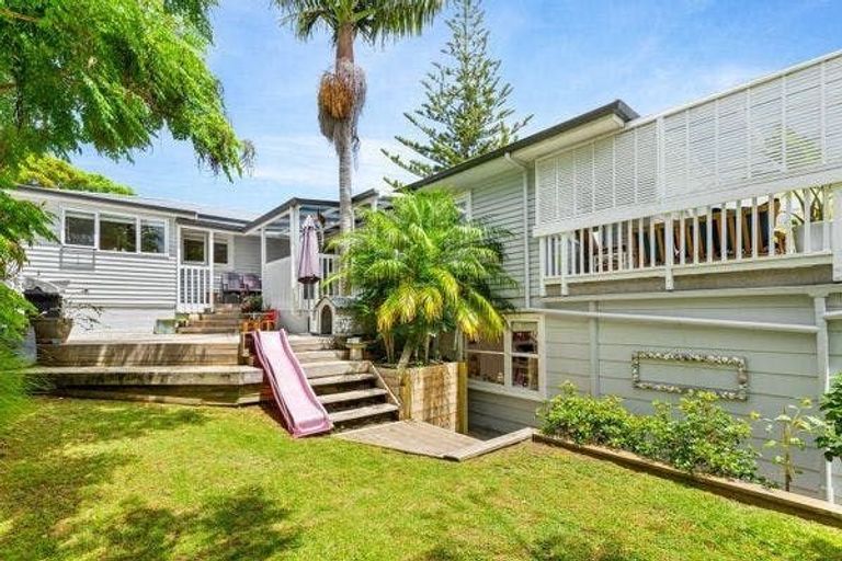 Photo of property in 46 Renata Crescent, Te Atatu Peninsula, Auckland, 0610