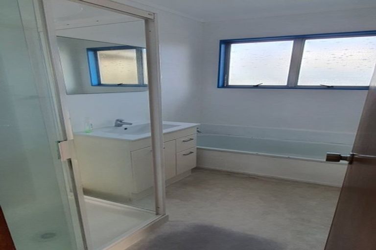 Photo of property in 2/25 Gill Avenue, Te Atatu Peninsula, Auckland, 0610