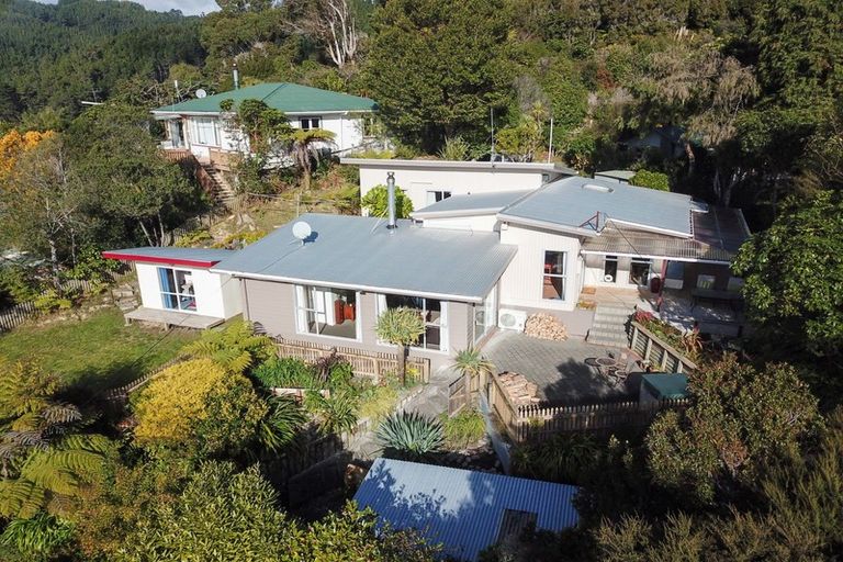Photo of property in 70 Wyndham Road, Pinehaven, Upper Hutt, 5019