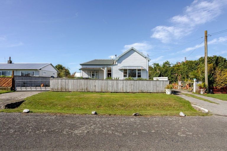 Photo of property in 28 Fox Street, Woodville, 4920