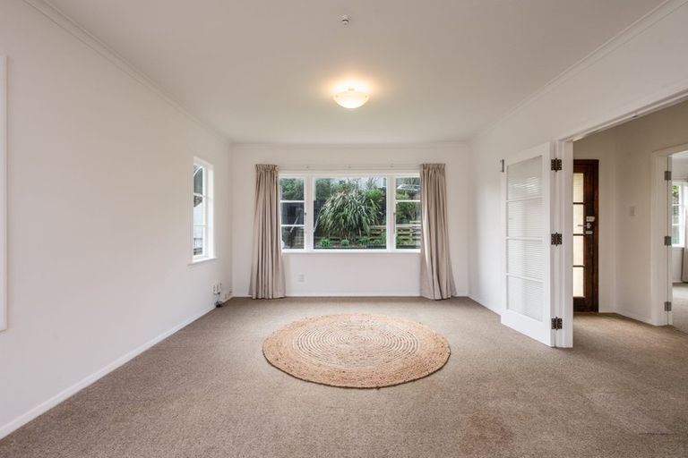 Photo of property in 20 Miles Crescent, Newlands, Wellington, 6037