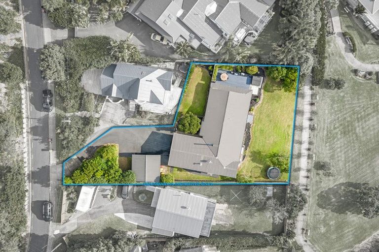 Photo of property in 12 Tawhana Crescent, Red Beach, 0932
