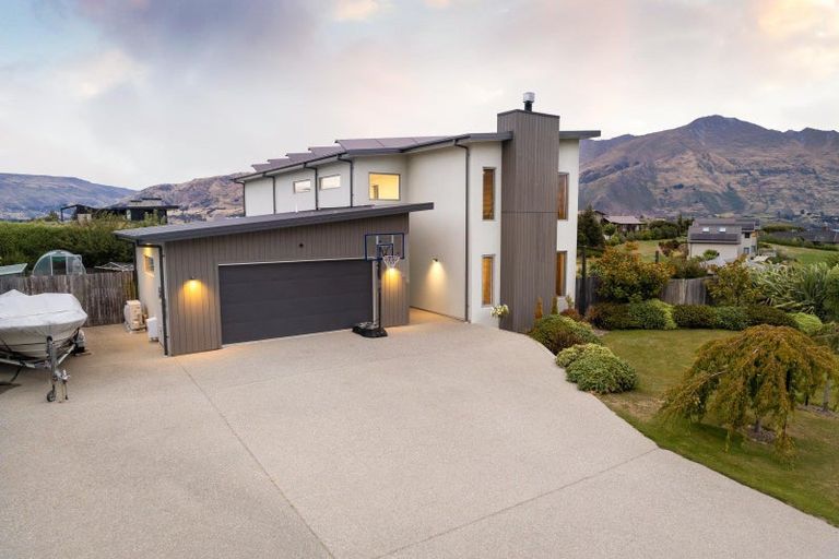 Photo of property in 28 Minaret Ridge, Wanaka, 9305