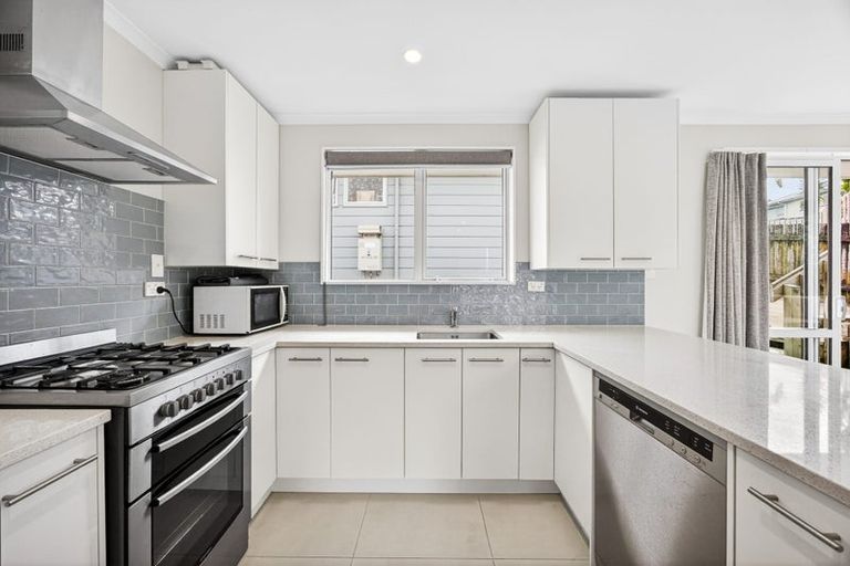 Photo of property in 6a Magdalen Place, West Harbour, Auckland, 0618