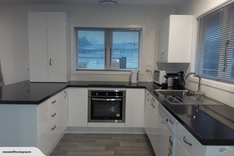 Photo of property in 2 Hereford Street, Te Atatu Peninsula, Auckland, 0610