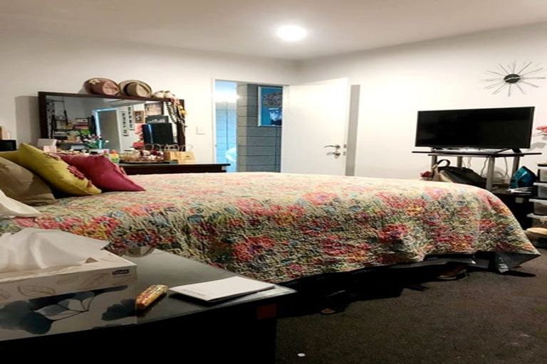 Photo of property in 37 Newington Road, Henderson, Auckland, 0612