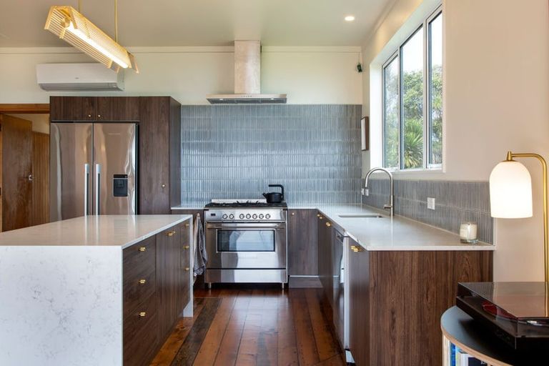 Photo of property in 41 Te Ahuahu Road, Piha, New Lynn, 0772