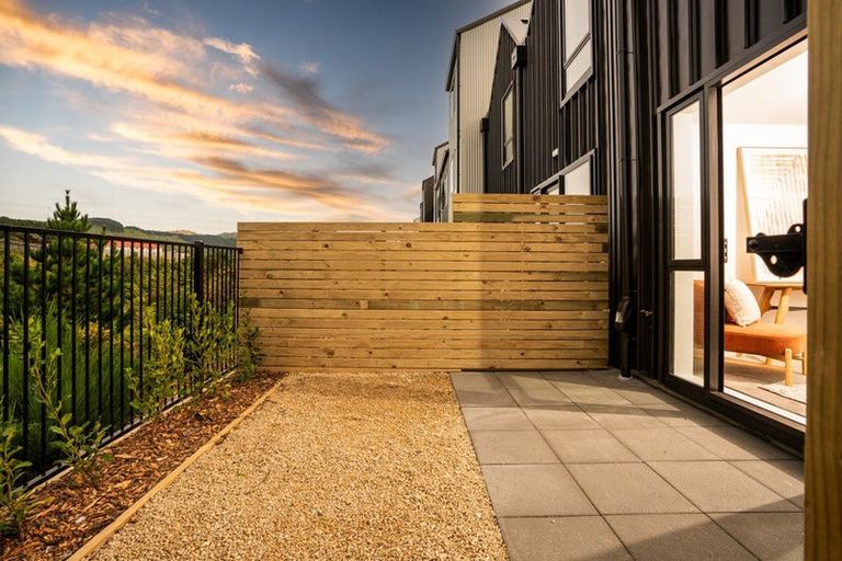 Photo of property in 92 Ara Paiwhenua, Tawa, Wellington, 5028