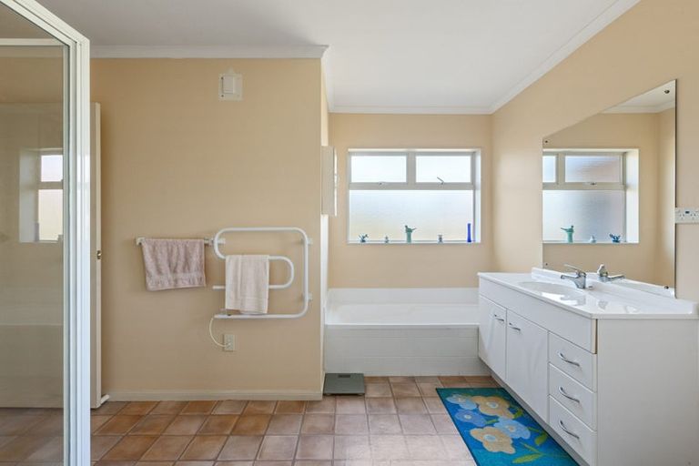 Photo of property in 11 Francis Skinner Place, Orewa, 0931