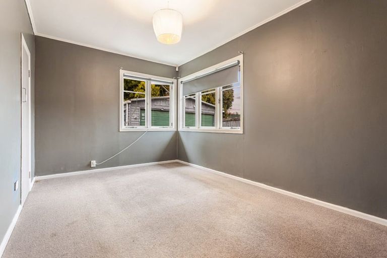Photo of property in 15 Paton Avenue, Te Atatu South, Auckland, 0610