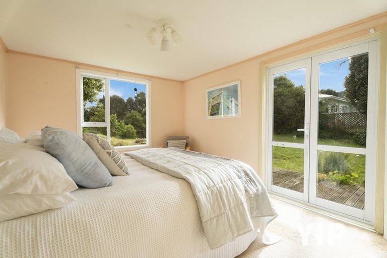 Photo of property in 10 Miles Crescent, Newlands, Wellington, 6037