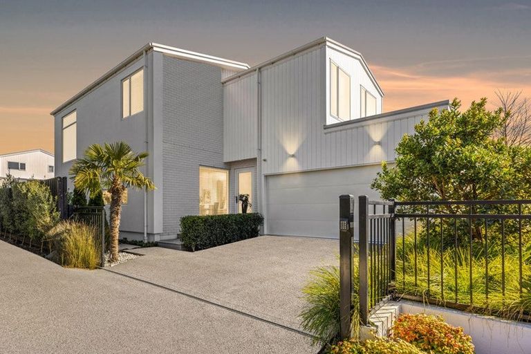 Photo of property in 17 Strowan Road, Strowan, Christchurch, 8052