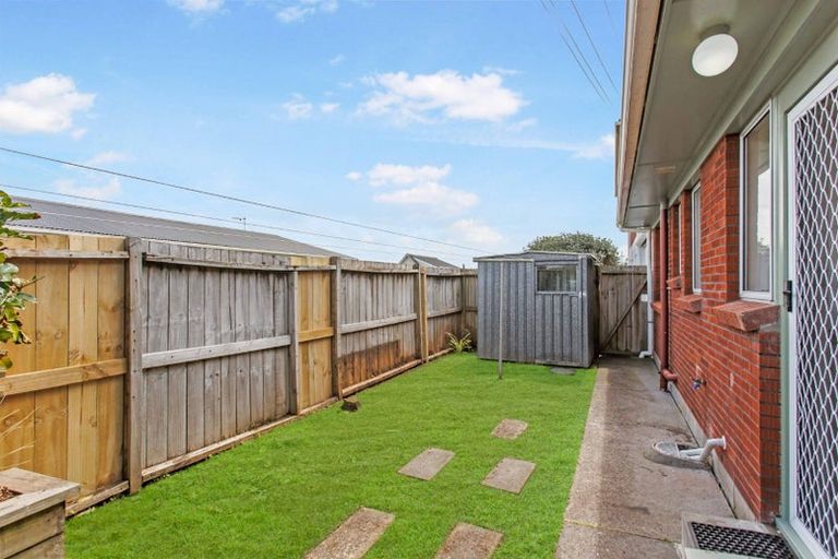 Photo of property in 2/5 Sylvan Crescent, Te Atatu South, Auckland, 0610