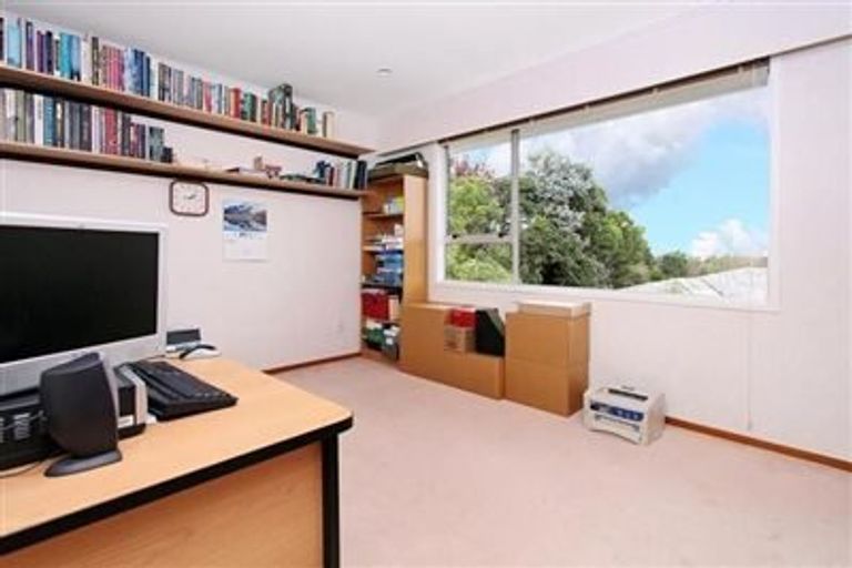 Photo of property in 15 Kerria Place, Sunnynook, Auckland, 0620