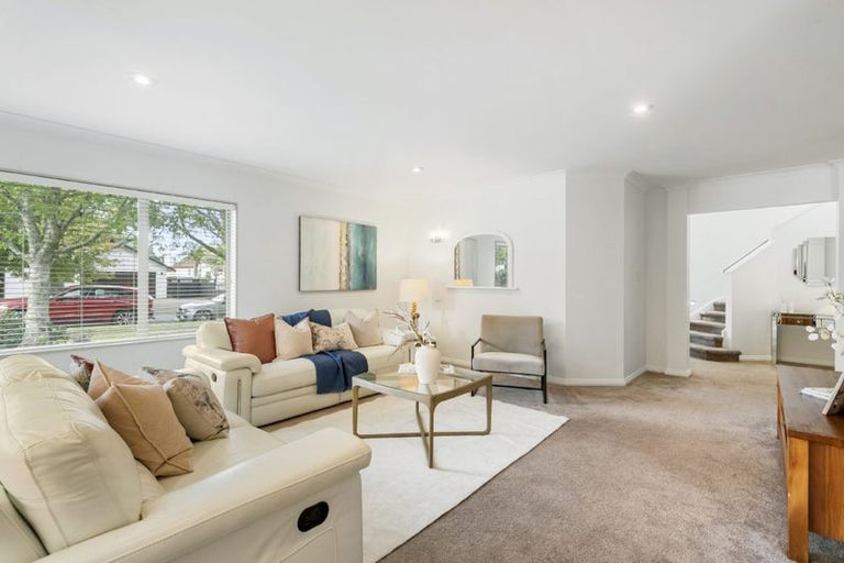 Photo of property in 12 English Oak Drive, Schnapper Rock, Auckland, 0632