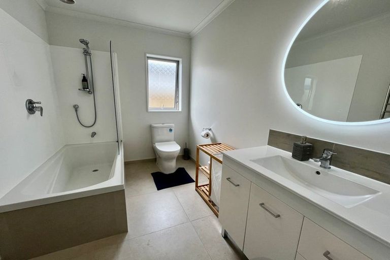 Photo of property in 16 Whareatua Avenue, Takanini, 2112