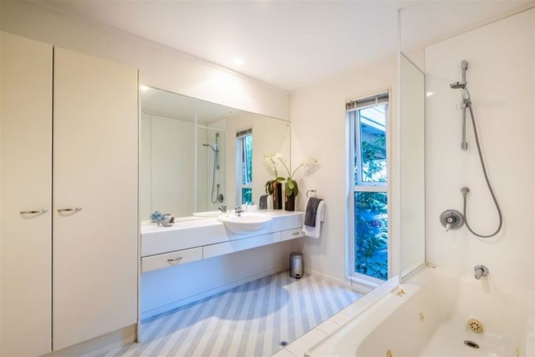 Photo of property in 8 Hebe Place, Birkenhead, Auckland, 0626