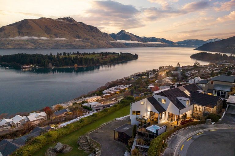 Photo of property in 10 Peregrine Place, Queenstown, 9300