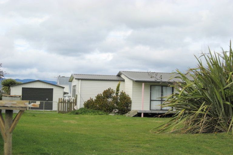 Photo of property in 30 Sarah Street, Waikawa Beach, Manakau, 5573