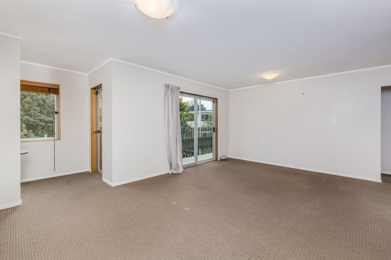 Photo of property in 35 Kemp Road, Massey, Auckland, 0614