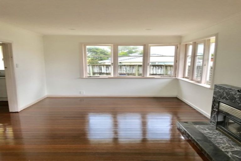 Photo of property in 26 Reid Road, New Lynn, Auckland, 0600