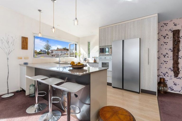 Photo of property in 10 Veronica Close, Red Beach, 0932