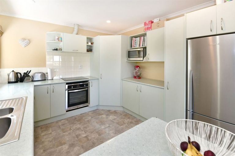 Photo of property in 33a Kia Ora Road, Beach Haven, Auckland, 0626