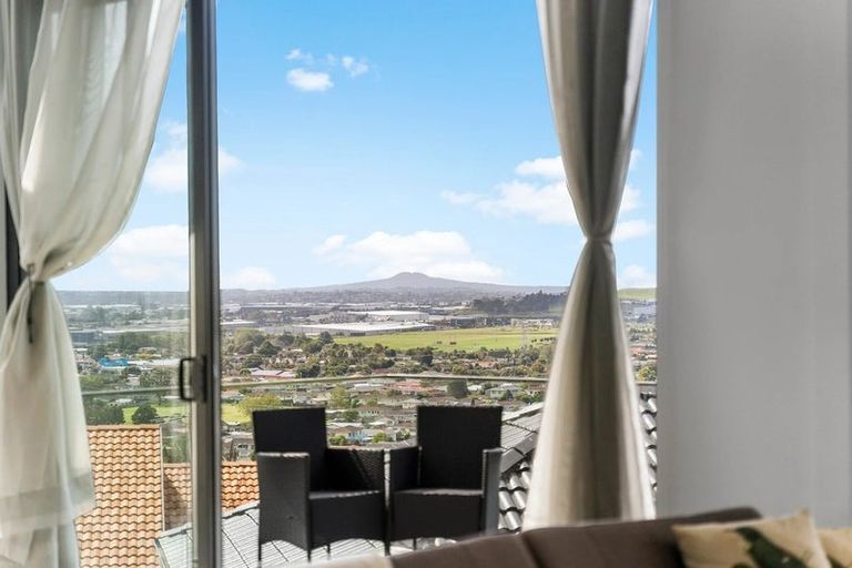 Photo of property in 13 Bartells Drive, Goodwood Heights, Auckland, 2105