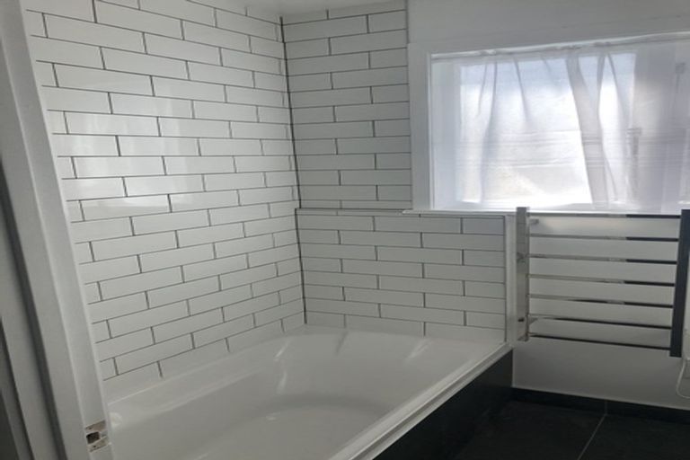 Photo of property in 11 Kotuku Street, Te Atatu Peninsula, Auckland, 0610