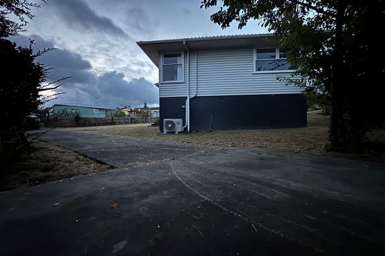 Photo of property in 17 Thornlow Street, Glendene, Auckland, 0602
