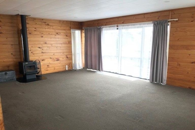 Photo of property in 5 Camilla Grove, Totara Vale, Auckland, 0629