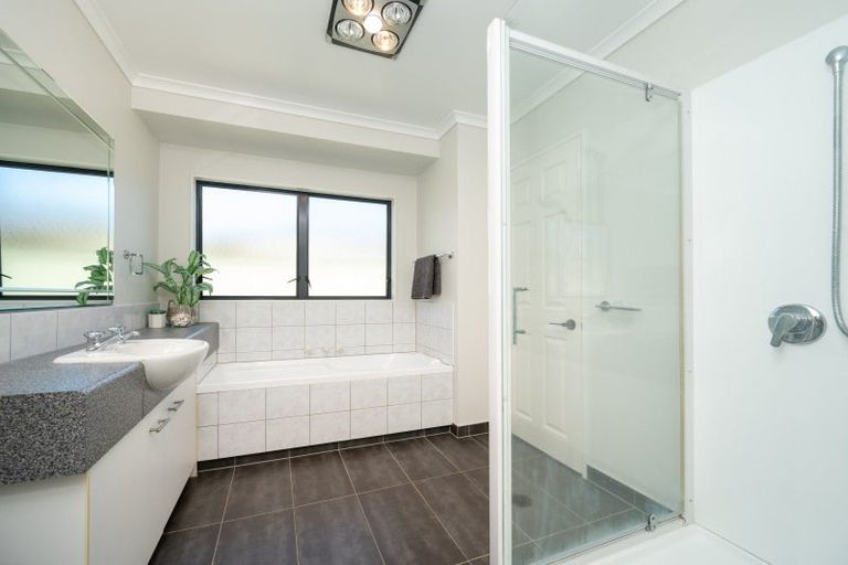 Photo of property in 81 Kensington Drive, Taradale, Napier, 4112