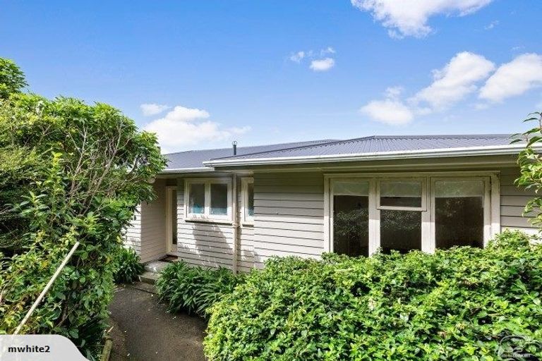 Photo of property in 137 Ruskin Road, Newlands, Wellington, 6037