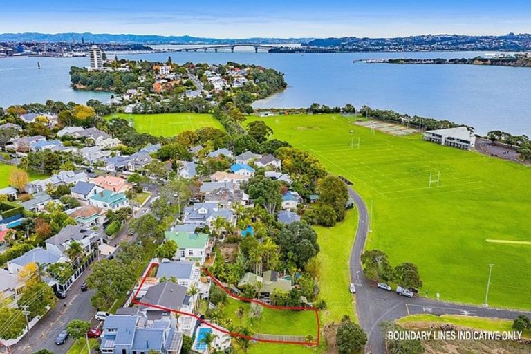 Photo of property in 42 Waterview Road, Stanley Point, Auckland, 0624