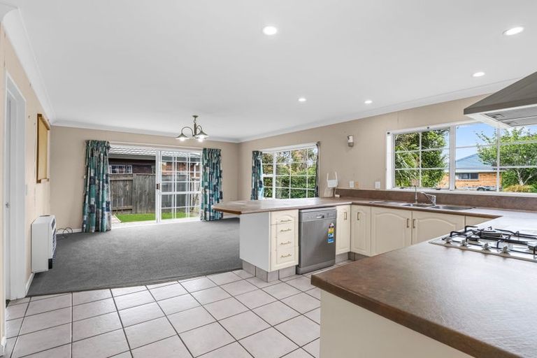 Photo of property in 16 Rosebank Avenue, Kelvin Grove, Palmerston North, 4414