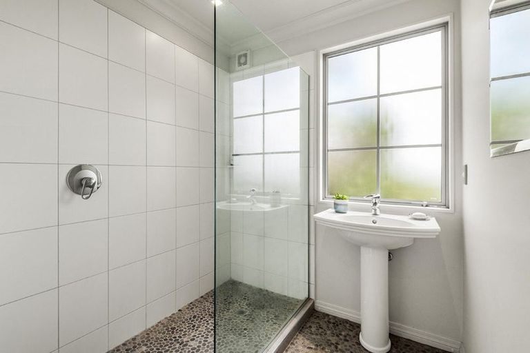 Photo of property in 5 Chatham Avenue, Paremoremo, Auckland, 0632