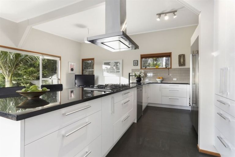 Photo of property in 138 Glenfield Road, Birkenhead, Auckland, 0626