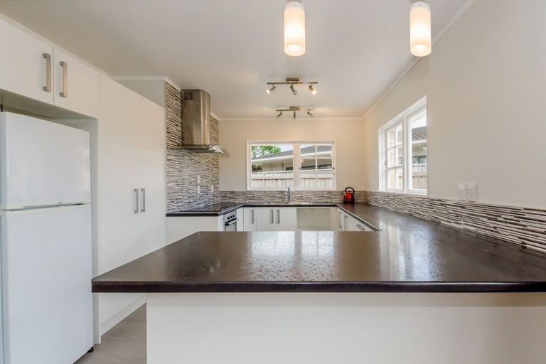 Photo of property in 15 Rewarewa Crescent, Waikanae, 5036